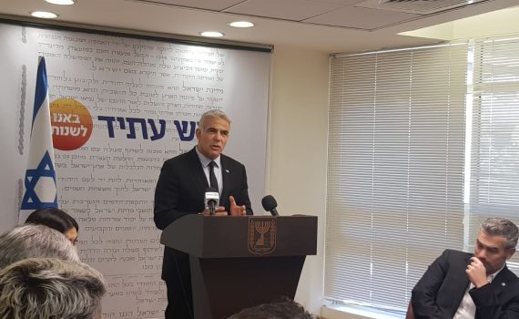 לפיד": מתנצל בפני הכתבים לא באנו לריב, באנו לעבוד"