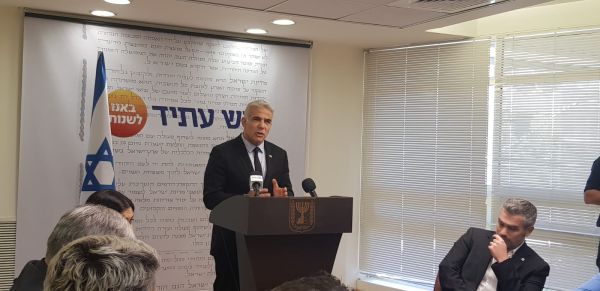 לפיד": מתנצל בפני הכתבים לא באנו לריב, באנו לעבוד"