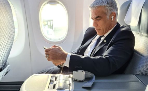 בדרך לביקור היסטורי: לפיד המריא לאיחוד האמירויות