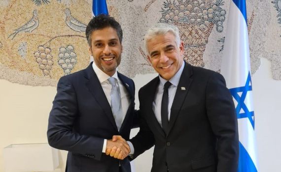 לפני הנסיעה: לפיד נפגש עם שגריר האמירויות בישראל