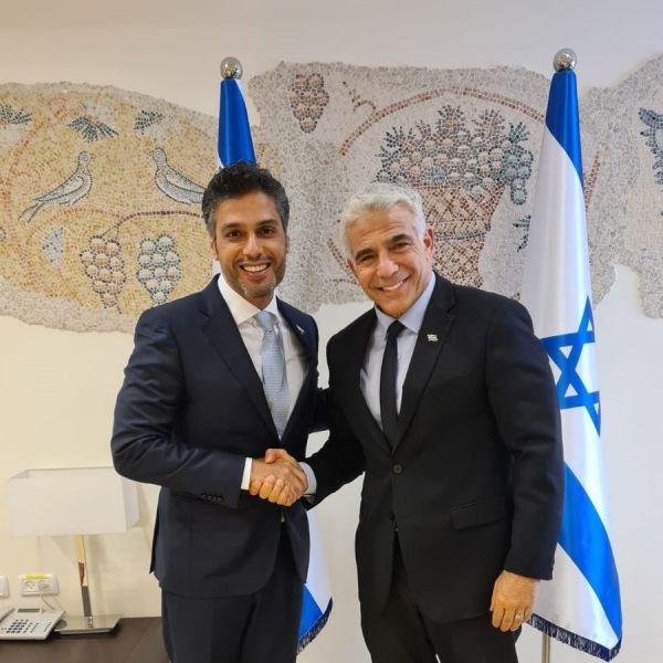 לפני הנסיעה: לפיד נפגש עם שגריר האמירויות בישראל