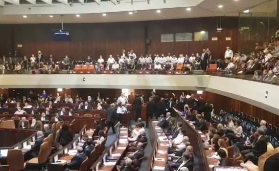 בנאומו של בנט: ח"כים הניפו תמונות של נרצחים בפיגועים