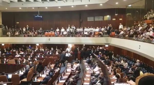 בנאומו של בנט: ח"כים הניפו תמונות של נרצחים בפיגועים