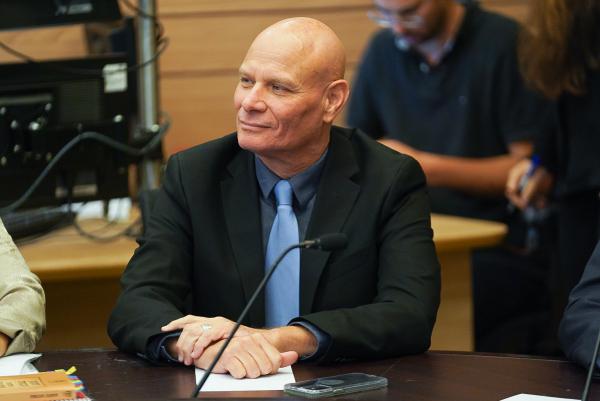 המנכ"ל טוען: הגעתי רק כדי לאסוף את אישתי