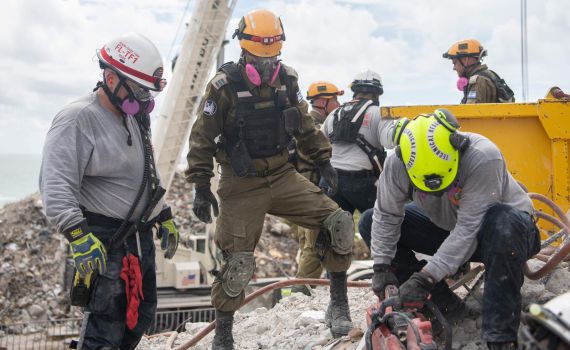 צפו: הבניין במיאמי פוצץ באופן מבוקר