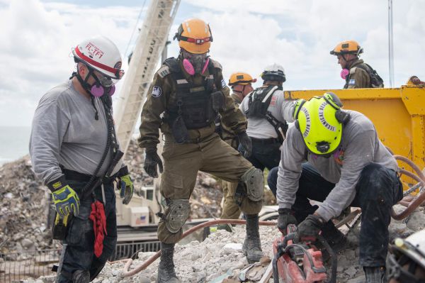 צפו: הבניין במיאמי פוצץ באופן מבוקר