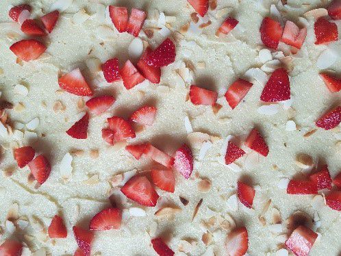 מיוחד לשבת: עוגת שמרים שקדים ותותים חלומית