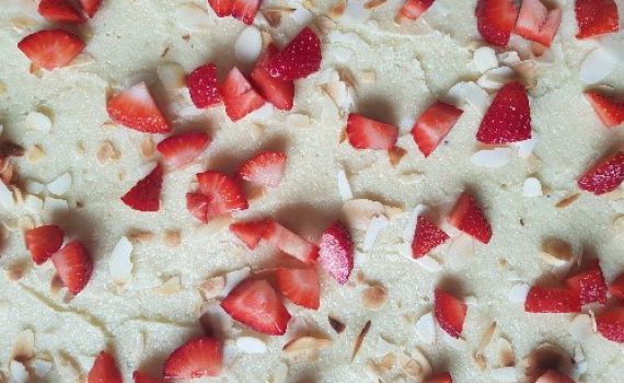 מיוחד לשבת: עוגת שמרים שקדים ותותים חלומית