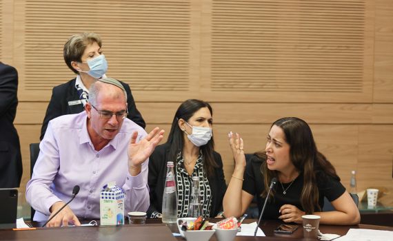 "עובדות בשטח": ח"כים בדרישה לעצור את התקציב