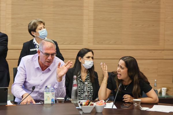 "עובדות בשטח": ח"כים בדרישה לעצור את התקציב