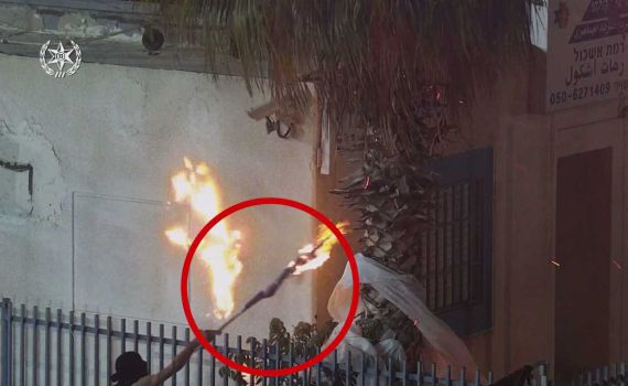 תיעוד: ערבים מציתים בדגל ישראל תחנת משטרה