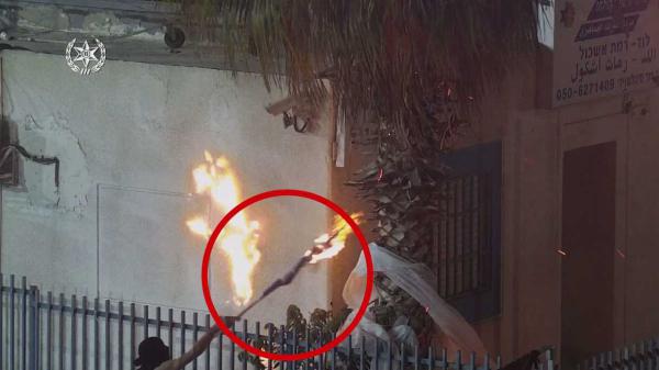 תיעוד: ערבים מציתים בדגל ישראל תחנת משטרה