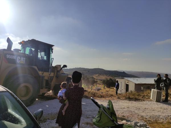 כוחות גדולים מפנים תושבים במאחז עוז ציון בבנימין