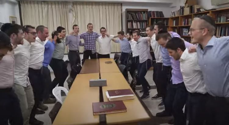 צפו: מקפיצים את בחורי הישיבה עם ניגון קרמר