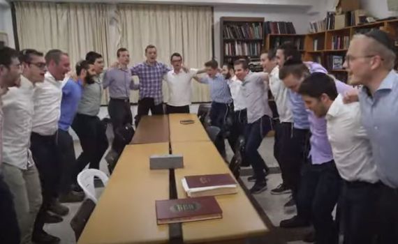 צפו: מקפיצים את בחורי הישיבה עם ניגון קרמר