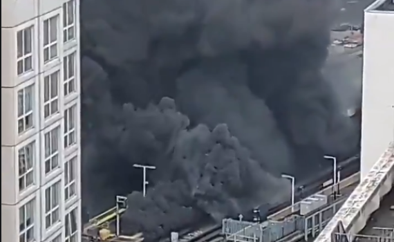 פיצוץ עז בתחנת רכבת בלונדון, שריפה ועשן במקום