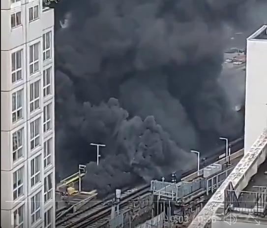 פיצוץ עז בתחנת רכבת בלונדון, שריפה ועשן במקום