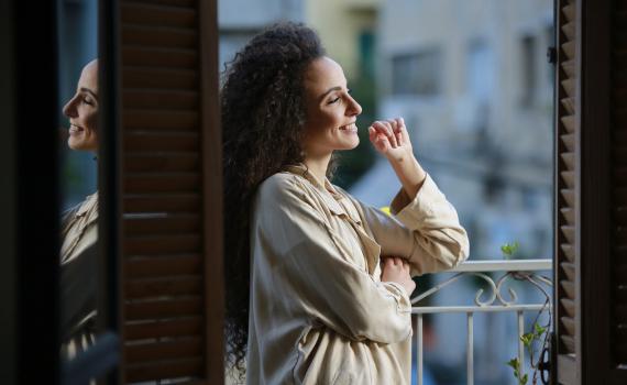 צפו: יובל דיין, יוני רכטר ואסתר רדא בחדר החזרות