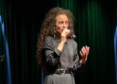 צפו: יובל דיין מבצעת את יה-אכסוף על הבמה