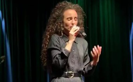 צפו: יובל דיין מבצעת את יה-אכסוף על הבמה