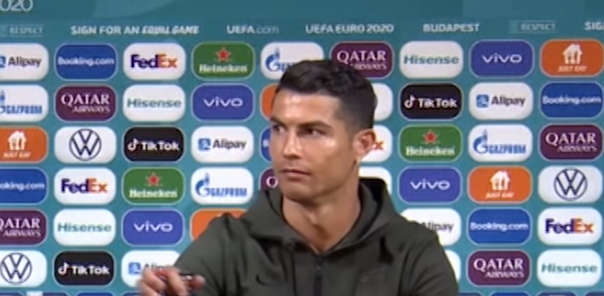 צפו: רונאלדו מחק לקוקה קולה 4 מיליארד דולר ברגע