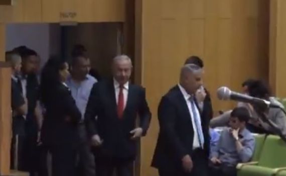 צפו: נתניהו נכנס באמצע הטקס; איך הקהל הגיב?