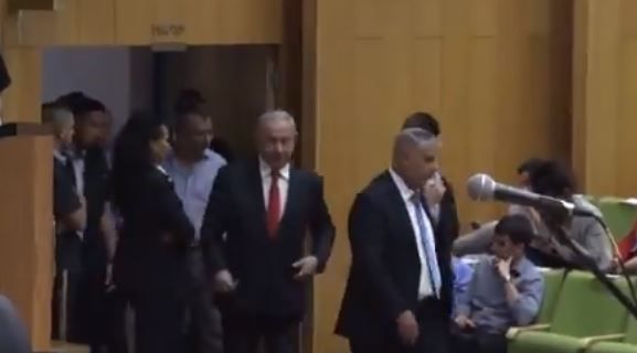 צפו: נתניהו נכנס באמצע הטקס; איך הקהל הגיב?