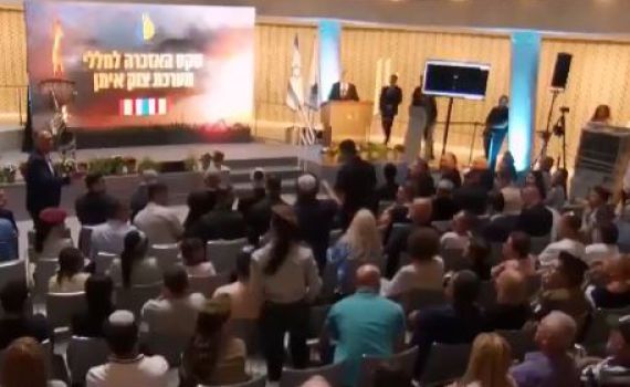 צפו: אב שכול התפרץ לעברו של נפתלי בנט