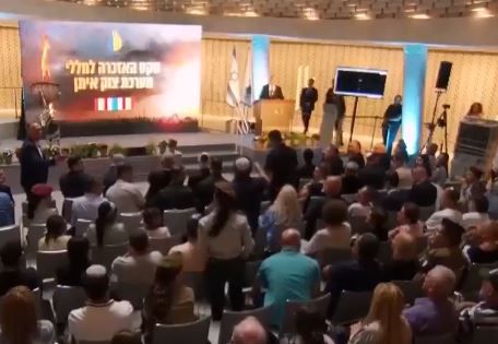 צפו: אב שכול התפרץ לעברו של נפתלי בנט