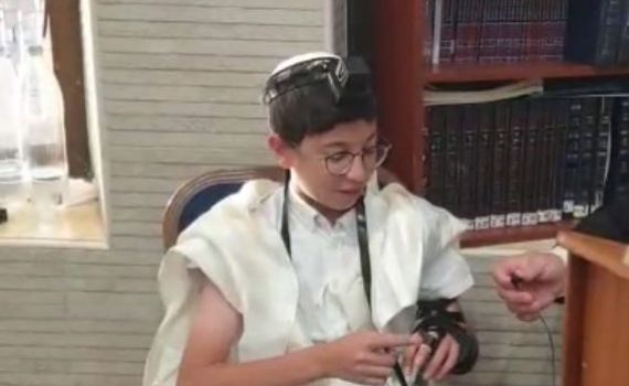 צפו: האח השכול הניח את התפילין של אחיו שנרצח בפיגוע