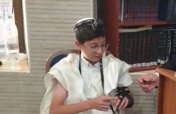 צפו: האח השכול הניח את התפילין של אחיו שנרצח בפיגוע