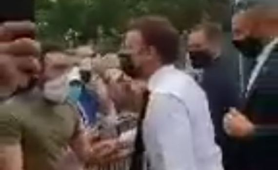 צפו: נשיא צרפת מקרון חטף סטירה מאזרח