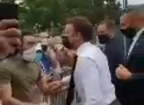 צפו: נשיא צרפת מקרון חטף סטירה מאזרח