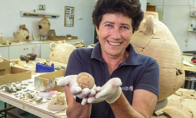  יבנה: נחשפה ביצת תרנגולת שלמה בת כ-1,000 שנה