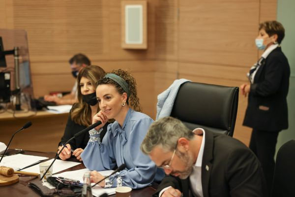 "התפלק לי" | עידית סילמן שרה באמצע הישיבה. צפו