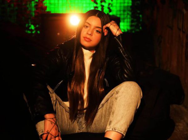 צפו: מיקה משה, פיינליסטית בית ספר למוזיקה בשיר חדש