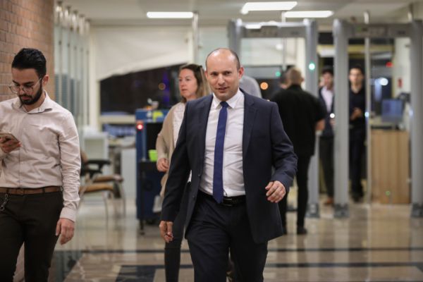 בנט לליברמן: "לך תצטלם עם הנכדה שלך"