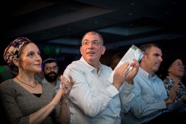 לאחר מפגש עם אלון דוידי ניר אורבך שוקל להתנגד לממשלה