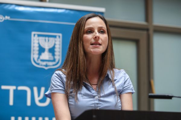 בנו של השר הבכיר לח"כית: "טיפשה; שבי בשקט"