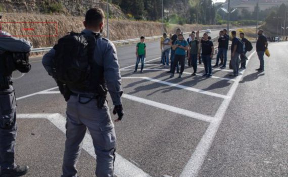 מאבטח הותקף באבנים בידי המון ערבי – איש לא נעצר