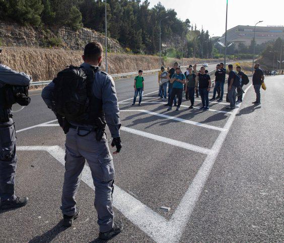 מאבטח הותקף באבנים בידי המון ערבי – איש לא נעצר
