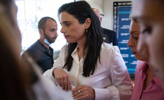 התקדמות במו"מ: בגוש השינוי מאשימים את שקד