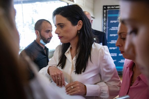 התקדמות במו"מ: בגוש השינוי מאשימים את שקד