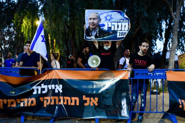 הפגנת המונים מול ביתה של  שקד: "אל תתנתקי מהימין"