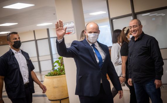 צפו: בנט ולפיד נכנסו למשכן הכנסת; "תהיה ממשלה"