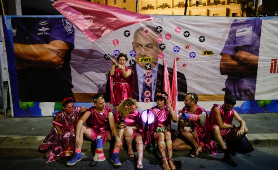 בנט למפגיני בלפור: "קורא לנהוג בכבוד בנתניהו"