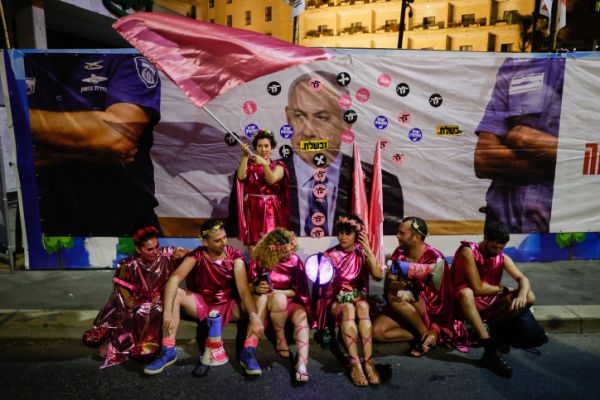 בנט למפגיני בלפור: "קורא לנהוג בכבוד בנתניהו"