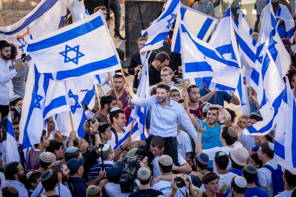 אלפים צועדים בריקודגלים; סמוטריץ' רקד עם קרעי