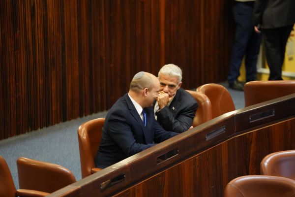 ההסכמים הונחו, התגובות והתקיפות לא איחרו לבוא