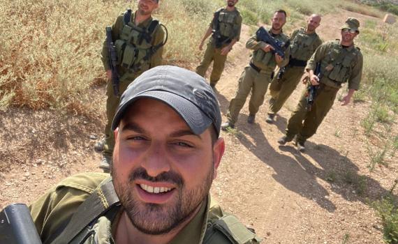 צפו: עקיבא מופיע גם כשהוא במילואים